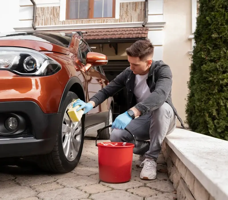 Lavage auto à domicile Châtillon-sur-Chalaronne : professionnel intervenant sur un véhicule